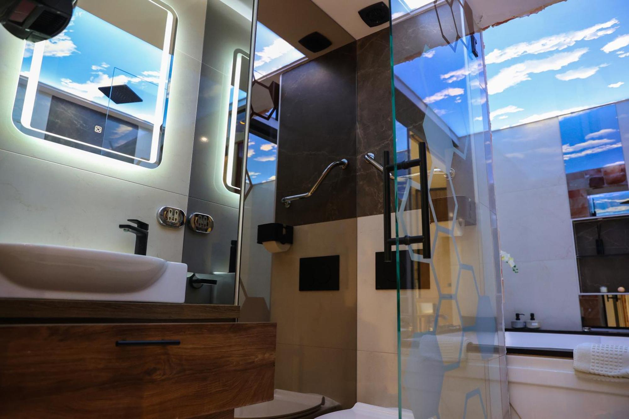 Design Apartment Platinium Spa Lux 5 Star "Havana" Completely Private Wellness & Spa Free Included Sauna & Jacuzzi & Salt Wall & Fire Place & 3D Ceilings & Business Wifi & Netflix & Keyless Code Entry & Full Smart App & Secure 2 Parking Place Ćuprija Exteriér fotografie